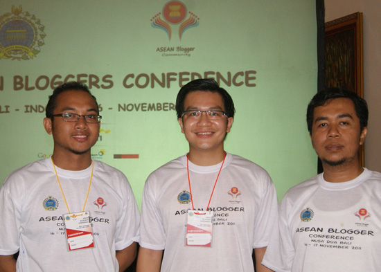 Delegasi Malhikdua foto bareng dengan blogger Thailand